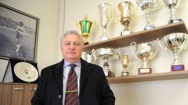 Orazio Ferrari in sede tra i trofei vinti e, sotto, allo stadio prima di una partita
