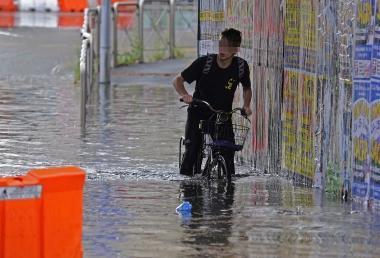 <b>ALLAGATE </b>Alcune strade della citt&agrave; sottacqua In difficolt&agrave; automobilisti e ciclisti, vigili urbani al lavoro 