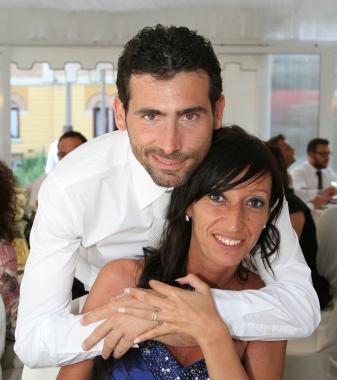 A destra Nicolò Gori e Gianna Cammilli e a sinistra una foto d’archivio di sposi in spiaggia