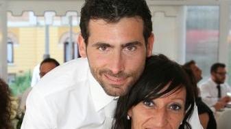 A destra Nicolò Gori e Gianna Cammilli e a sinistra una foto d’archivio di sposi in spiaggia