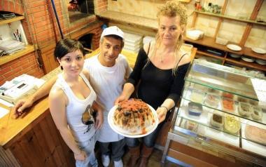 Giuseppe e Maria mostrano la pizza Vulcano    
