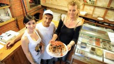 Giuseppe e Maria mostrano la pizza Vulcano