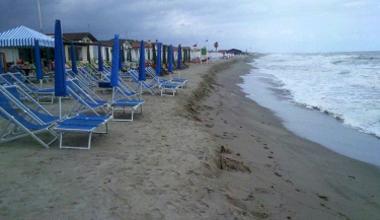 Erosione, tornano i camion di sabbia