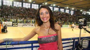 Sonia mantiene la promessae regala il suo strip - il video