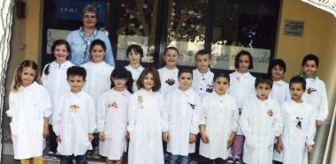 I bambini della 1&ordf;B delle elementari Rodari con la loro maestra 