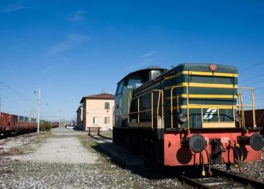 Un locomotore per la manovra ferroviaria allo scalo del Calambrone 