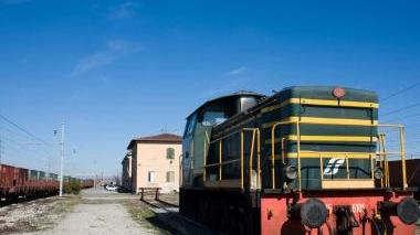 Un locomotore per la manovra ferroviaria allo scalo del Calambrone