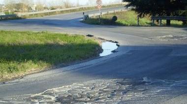 La rotatoria di via Palagina necessita di interventi urgenti