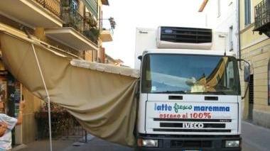 <b>GIÙ LA TENDA </b>Il camion dopo l’incidente in corso della Libertà