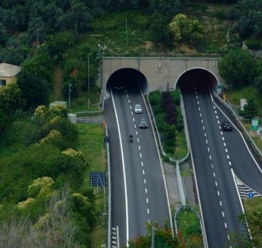 Tenta di gettarsi da una galleria e mette in tilt l'A15