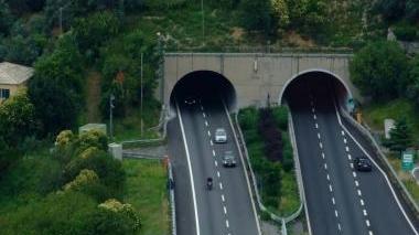 Tenta di gettarsi da una galleria e mette in tilt l'A15