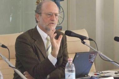 Il prof. Paolo Dario durante un suo intervento  