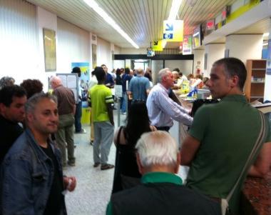 Utenti in fila in un ufficio postale