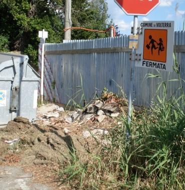 Fermata del bus tra le macerie