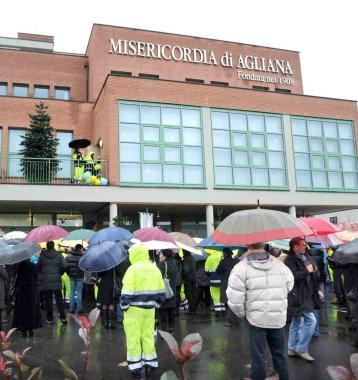 A sinistra la sede della Misericordia di Agliana 