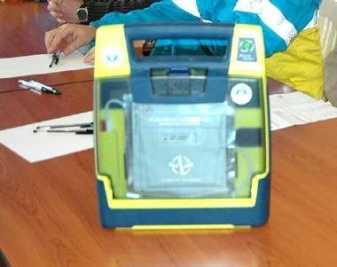 Decisivo l’uso del defibrillatore per salvare un anziano al bagno Duilio