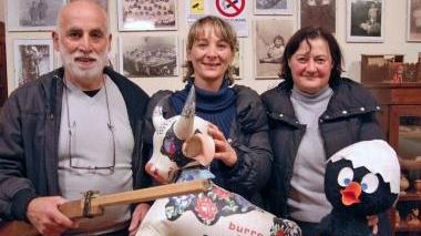 A sinistra Franchi Al centro la presidente di Amici della Querciola, Patrizia Cartei