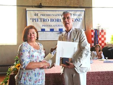 Daniela Raimondi mentre riceve il premio da Giorgio Poli 