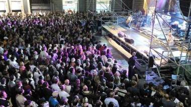 Emma Marrone e (in alto) la passata edizione della Notte Bianca