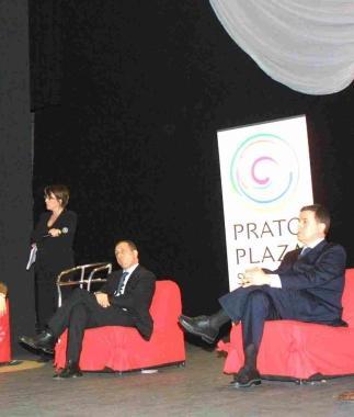 Un momento della kermesse al Politeama A sinistra il logo del Plaza stadium della Valore 