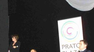 Un momento della kermesse al Politeama A sinistra il logo del Plaza stadium della Valore