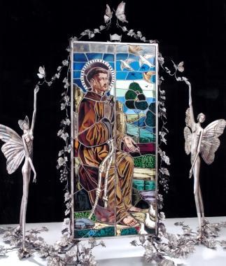 La scultura di Artioli Tavani che avvolge la vetrata con limmagine di S. Francesco 