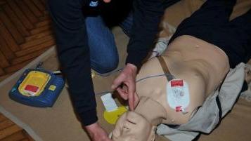Infarto al mare, ma lo stabilimento ha il defibrillatore