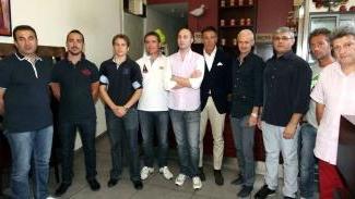 Accanto il gruppo di dirigenti e tecnici della Pallacanestro A destra il preparatore Fabio Saviozzi