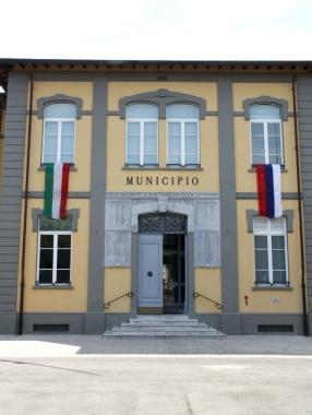<strong>GEMELLATI.</strong> Bandiere italiane e russe sul municipio