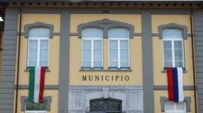 <strong>GEMELLATI.</strong> Bandiere italiane e russe sul municipio