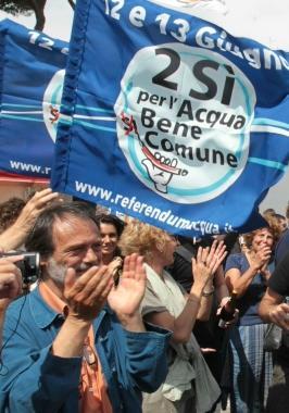 L’esultanza del Comitato acqua bene comune dopo il trionfo del sì al referendum