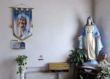 <b>LA RELIQUIA.</b> I capelli di Madre Teresa sono conservati in una teca. A destra don Tarcisio Tomasoni 