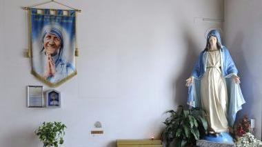 <b>LA RELIQUIA.</b> I capelli di Madre Teresa sono conservati in una teca. A destra don Tarcisio Tomasoni