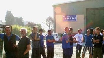 Lavoratori della Lambda ieri davanti all’azienda