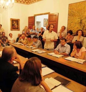 Una seduta del consiglio comunale    