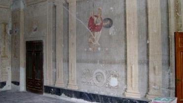 Sopra una parete interna in fase di restauro A fianco palazzo Boyl sul lungarno Mediceo
