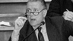 Achille Sicari, a cui verrà assegnata la cittadinanza onoraria e, in alto a destra Tilde Corsi