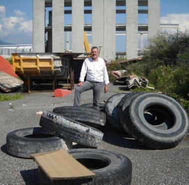 Il consigliere del Pdl Benedetti mostra il degrado dellarea ex Dalmine  