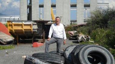Il consigliere del Pdl Benedetti mostra il degrado dell’area ex Dalmine