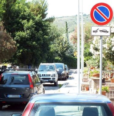 Auto parcheggiate in divieto di sosta lungo via Montecristo