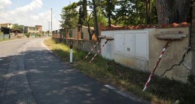 Muretto franato, erba alta e sporcizia a Villa Guerrazzi; in alto una delle discariche abusive alla Magona