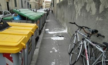 Vernice sul marciapiede, ma chi deve pulire?