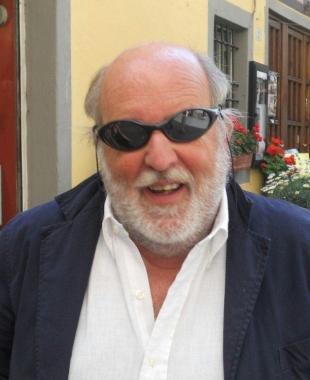 L’assessore Marco Chiari e, a destra, il parco che è al centro dell’inchiesta