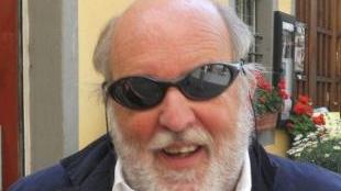 L’assessore Marco Chiari e, a destra, il parco che è al centro dell’inchiesta
