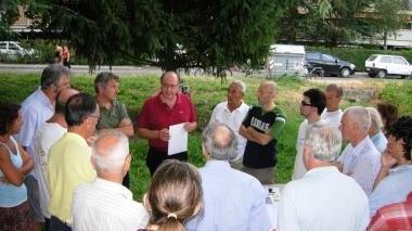 Un gruppo di cittadini della associazione Parco S. Anna riuniti ieri in viale Einaudi con il consigliere Alessandro Tambellini