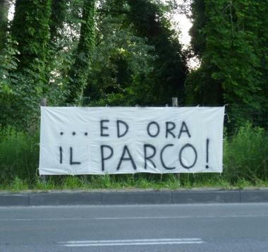 Un’immagine del parco S. Anna dove è comparso un nuovo cartello