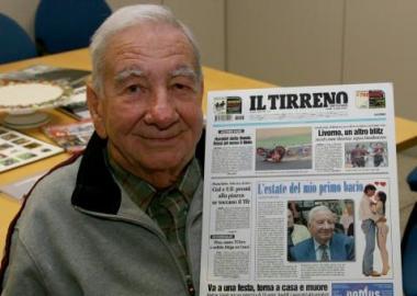 Albano Melosi qui con un copia del Tirreno 