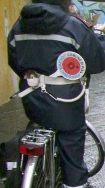 Agente di polizia municipale in servizio   