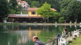 Il relax dei pescatori a bordo lago