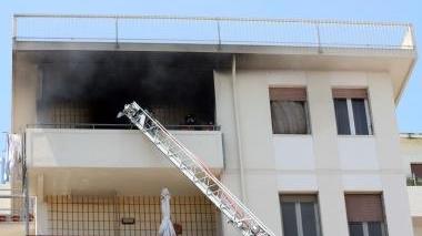 <b>TERRAZZA A FUOCO.</b> I pompieri al lavoro per spegnere le fiamme